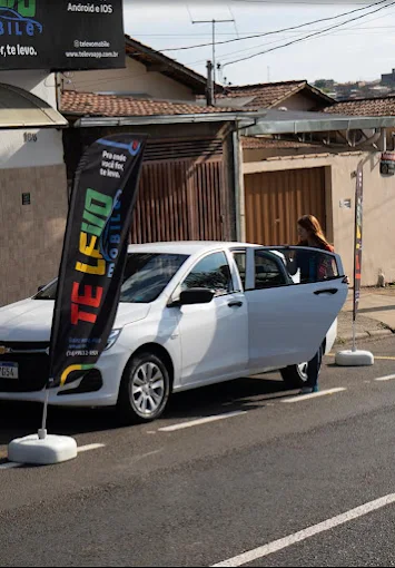 Motoristas da operação local da Te Levo ao lado de seus veículos