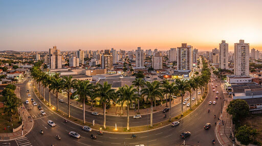 Vista de avenida em São José do Rio Preto ao entardecer